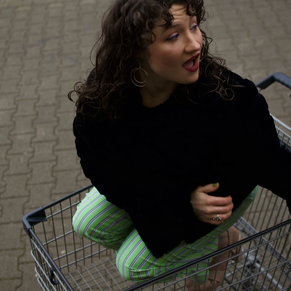 LYN BEE & MITBESTECK